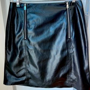 HUGO BOSS black mini skirt (4-6)